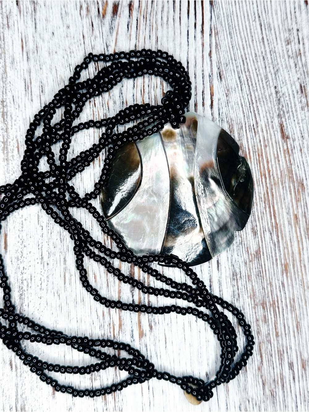 994L. Shell Necklace Black Seed Beads